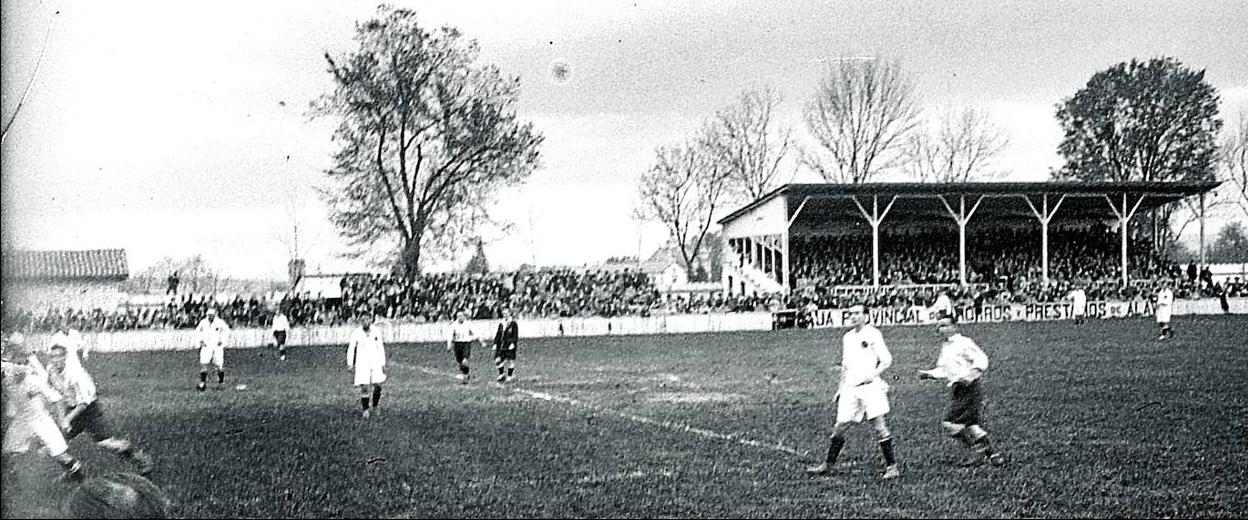 Estampa del estadio de Mendizorroza durante el año en el que Olivares anotó el primer 'hat-trick' de la historia alavesista. 