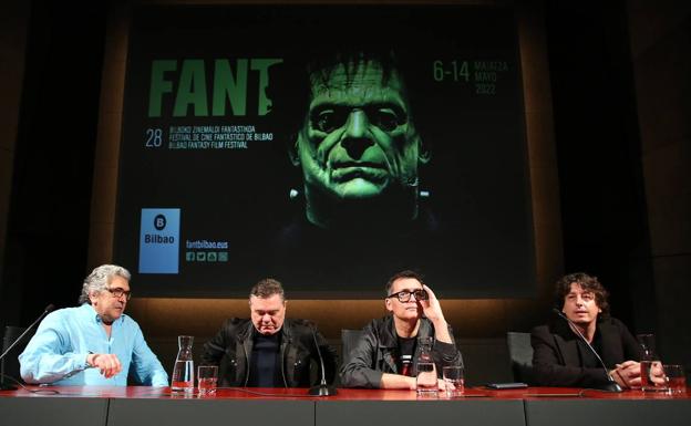 Ángel Sala entre Joan Lluis Goas e Isaac Torras, productores de 'Virus: 32', en el Fant.