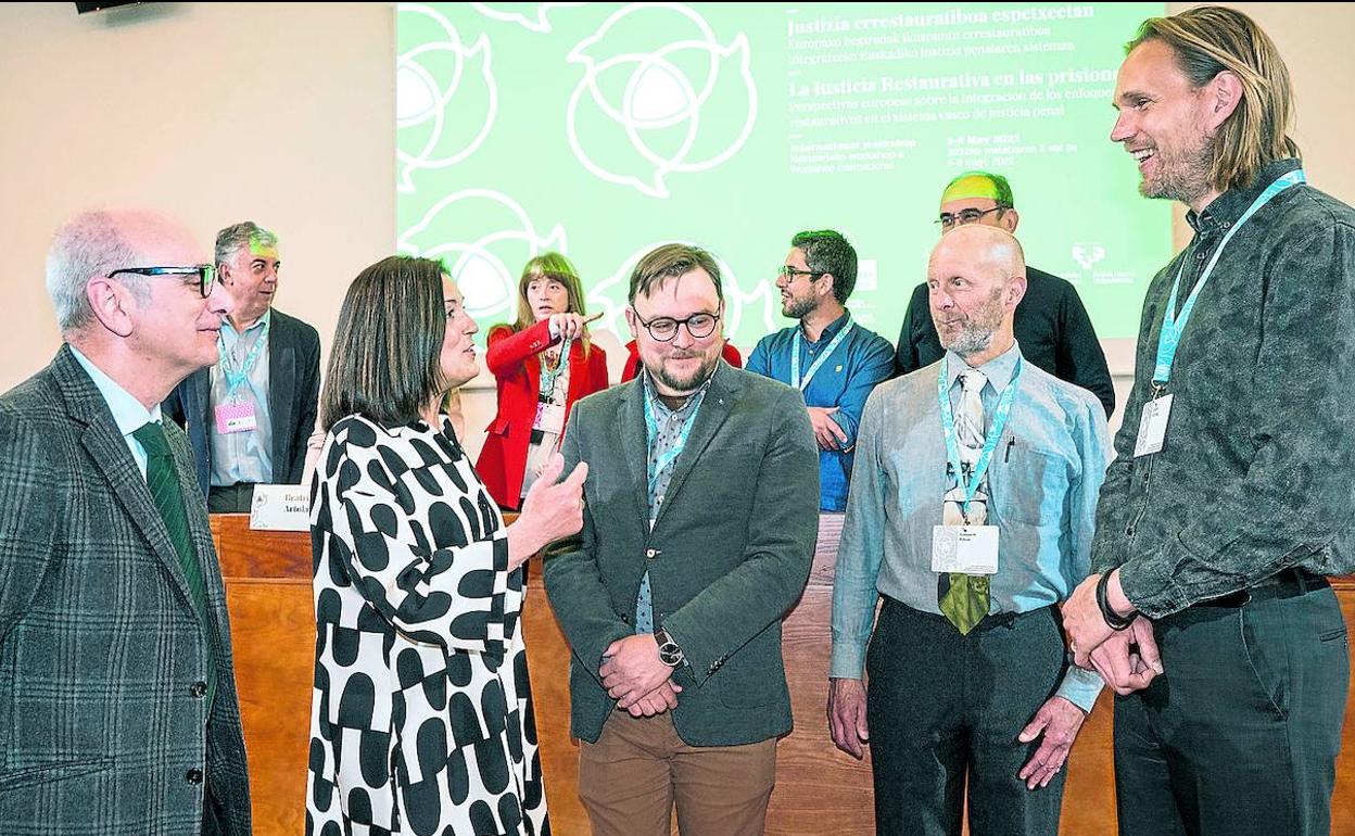 La consejera de Justicia, Beatriz Artolazabal, inauguró ayer las jornadas de justicia reparativa en el Bizkaia Aretoa. 