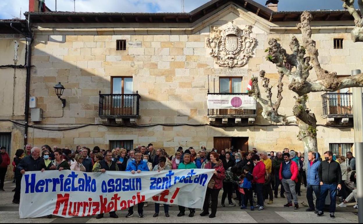 Una concentración de personas reclamó mejoras en la atención sanitaria durante el pleno de Asparrena. 