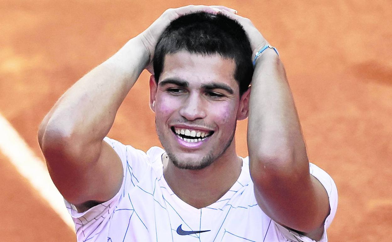 Felicidad. Carlos Alcaraz se lleva las manos a la cabeza tras derrotar a Nadal en Madrid. 