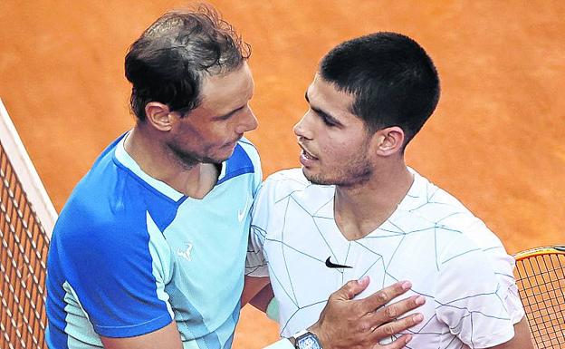 Rafa Nadal felicita a Carlos Alcaraz al finalizar el partido. 