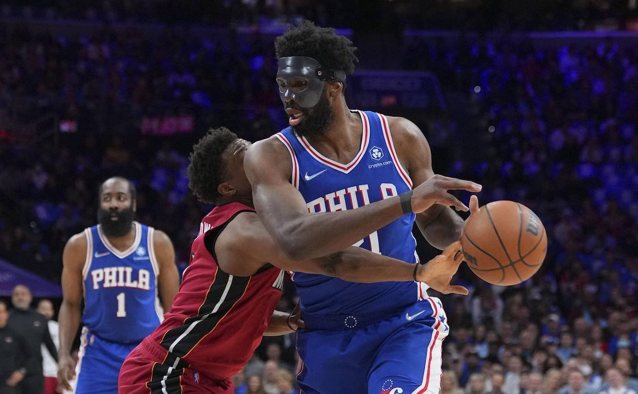 Embiid regresó con una máscara tras su lesión ocular