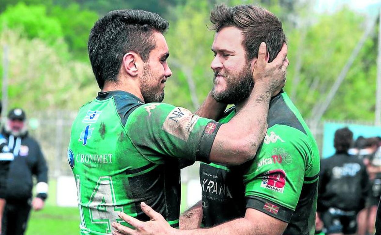 Dos jugadores del Gernika se felicitan tras un encuentro. 