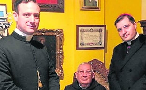 Fran Ceacero como sacerdote junto a miembros de la entidad religiosa Pía Unión. 