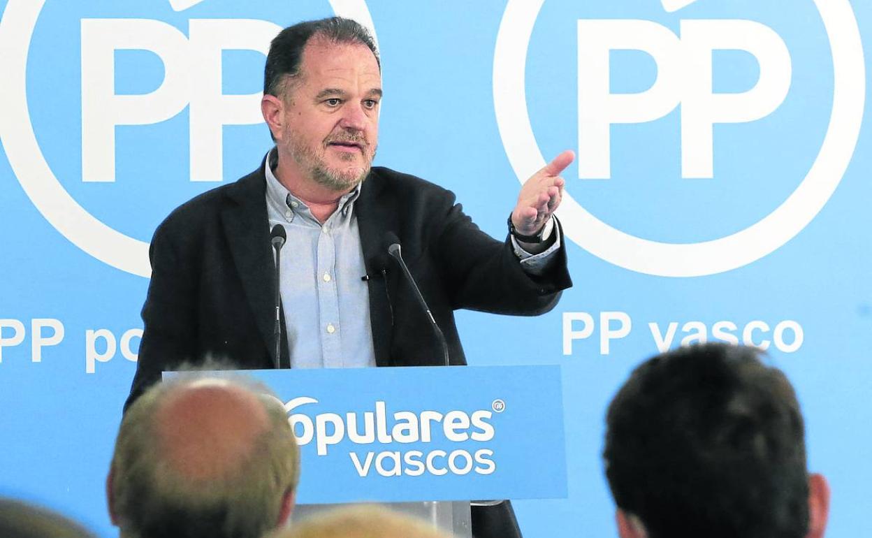 Carlos Iturgaiz durante un acto ayer en Portugalete con simpatizantes y militantes. 