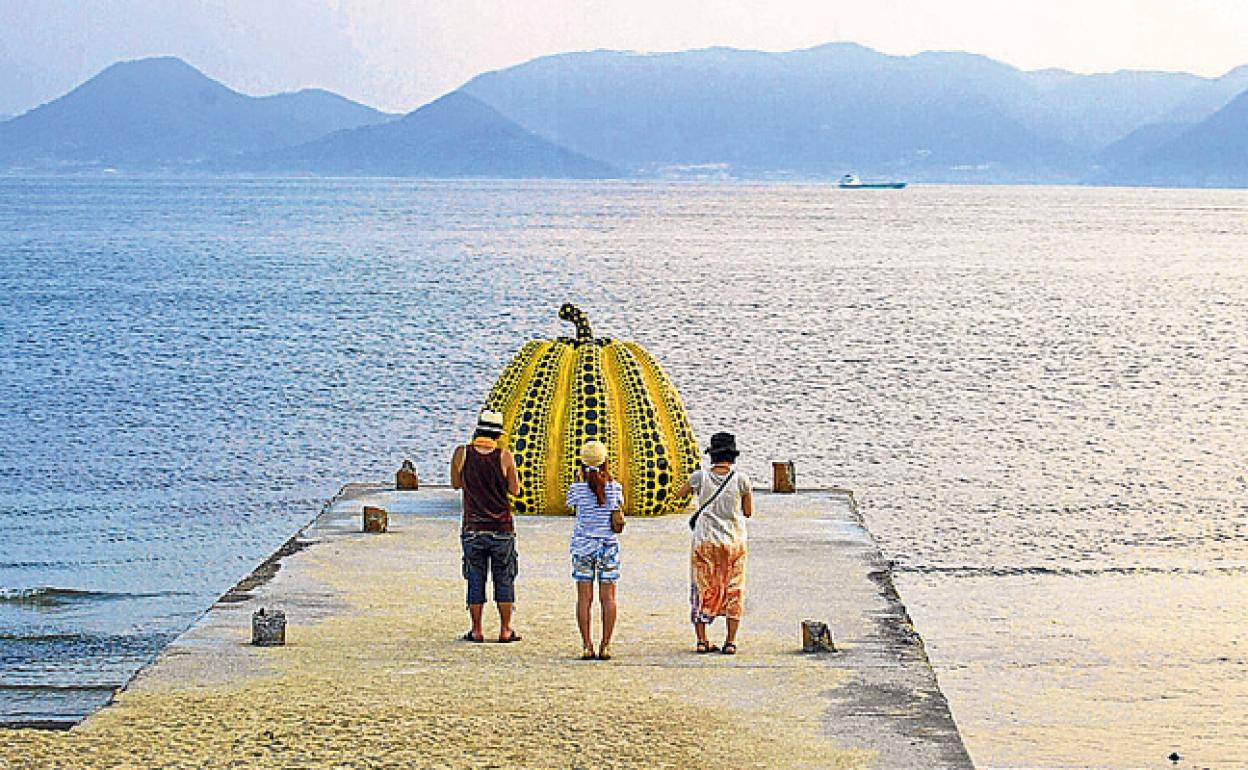 Japón. Instalación artística en Naoshima, con una calabaza.