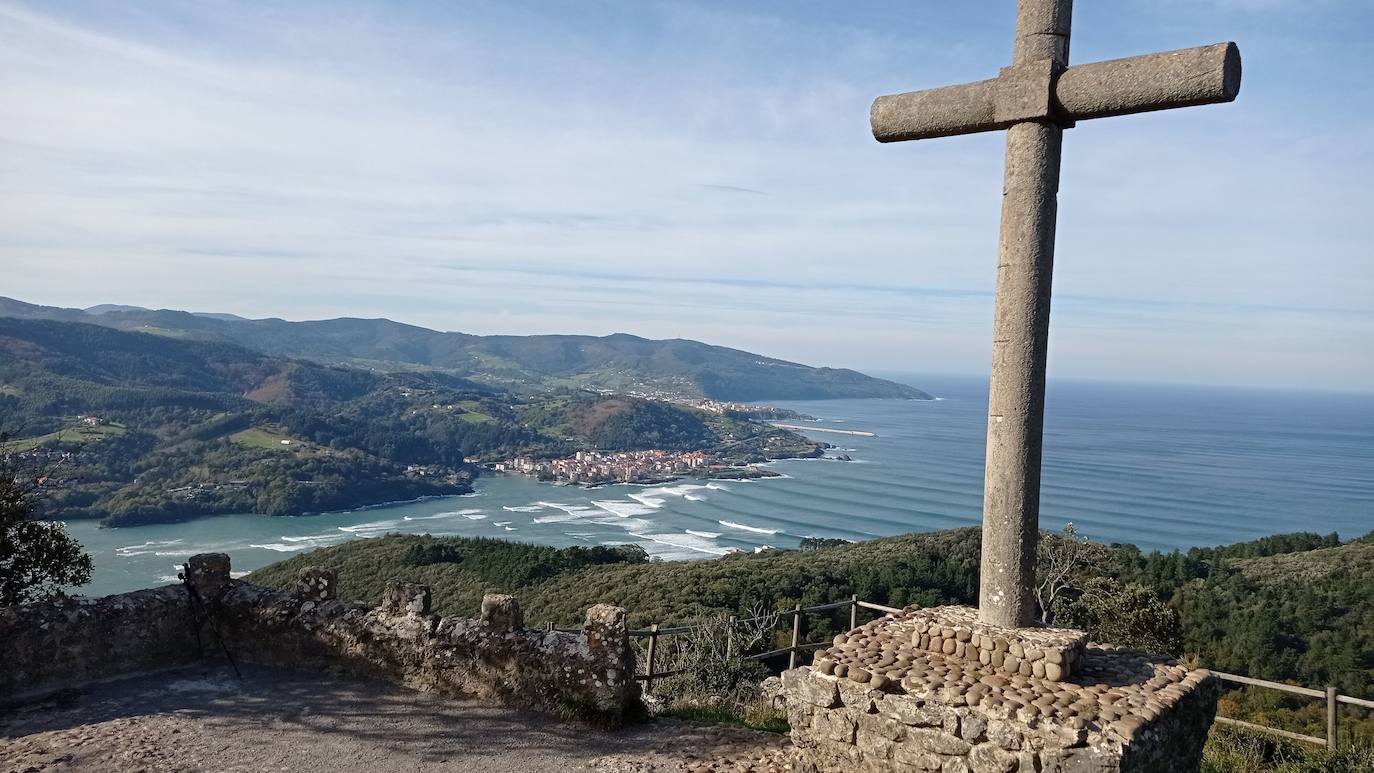 Naturaleza y mar en un paseo por Ibarrangelu.