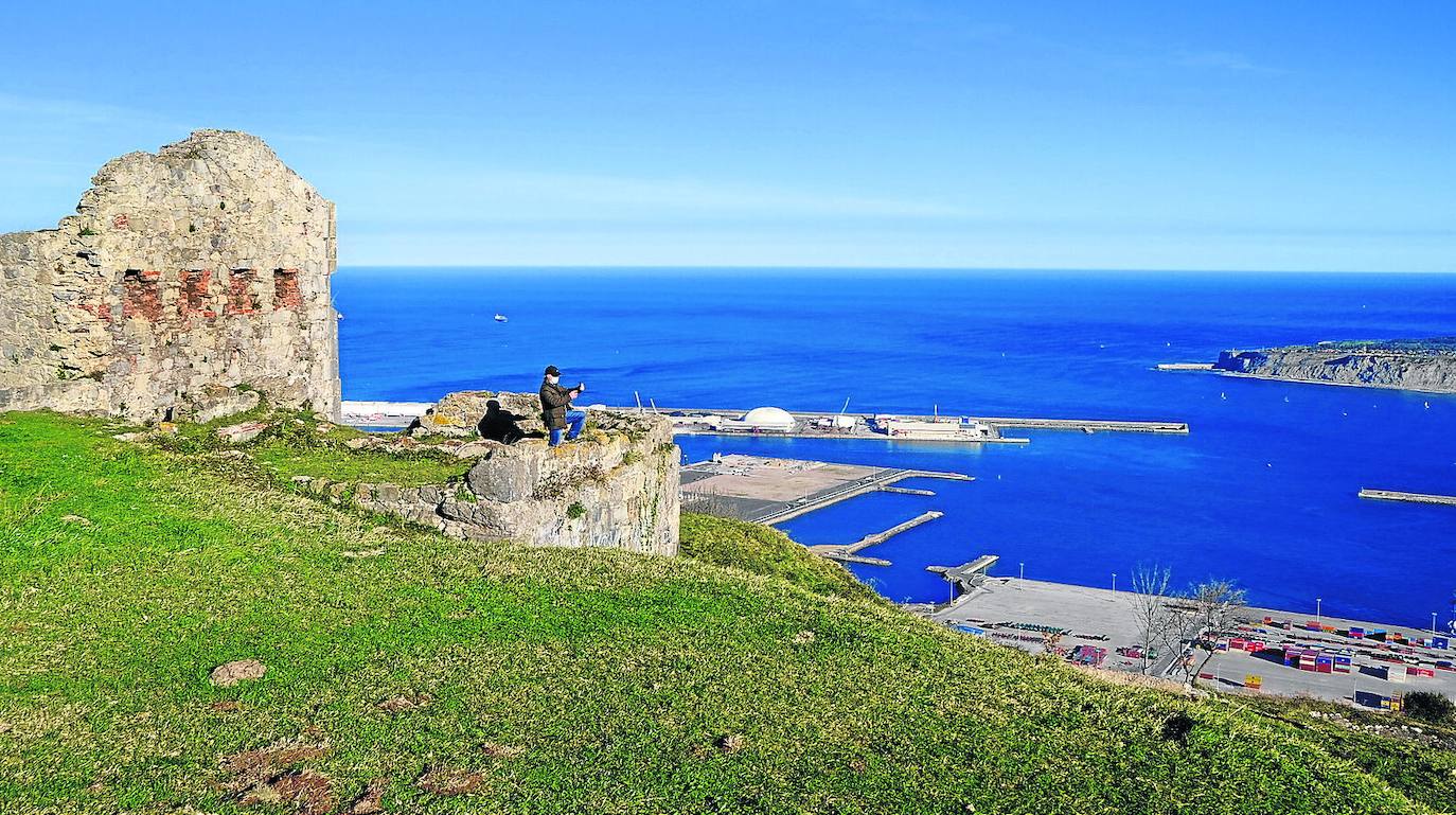 La ruta por el monte Serantes es un mirador natural donde poder disfrutar de rutas a pie por la naturaleza a solo 20 minutos de Bilbao.