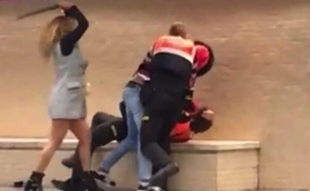 Una mujer golpea con una porra a dos vigilantes del metro en Badalona