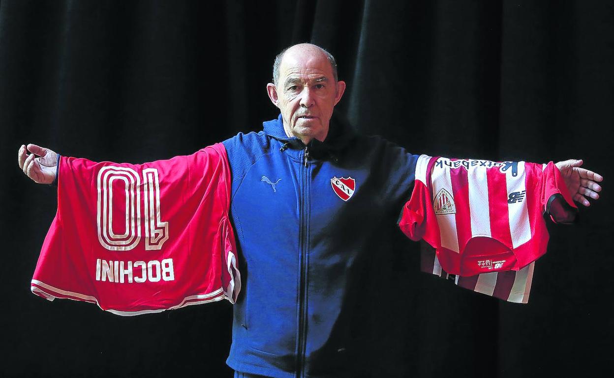 Leyenda. Bochini posa con las camisetas de Independiente, su club de toda la vida, y el Athletic, que le premió con el 'One Club Man'. 