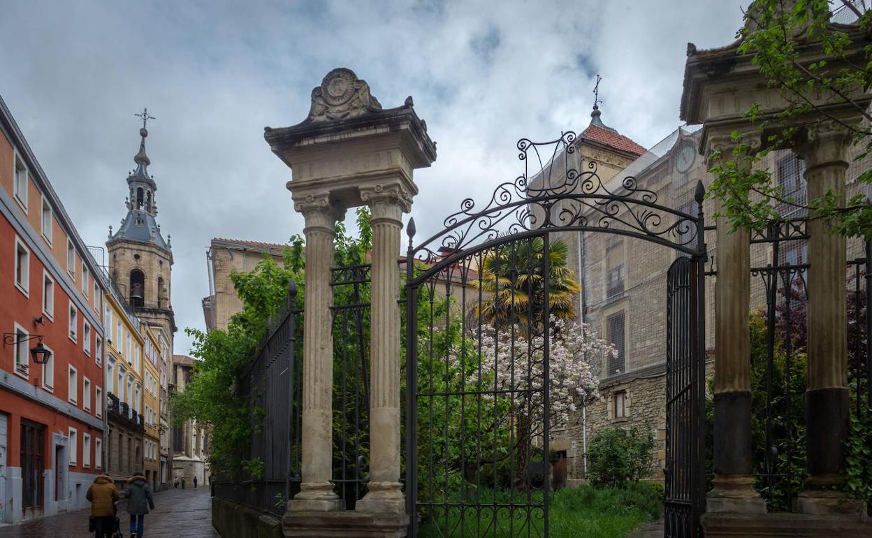 El palacio Álava-Esquível se encuentra en el número 24 de la calle Herrería, en Vitoria.