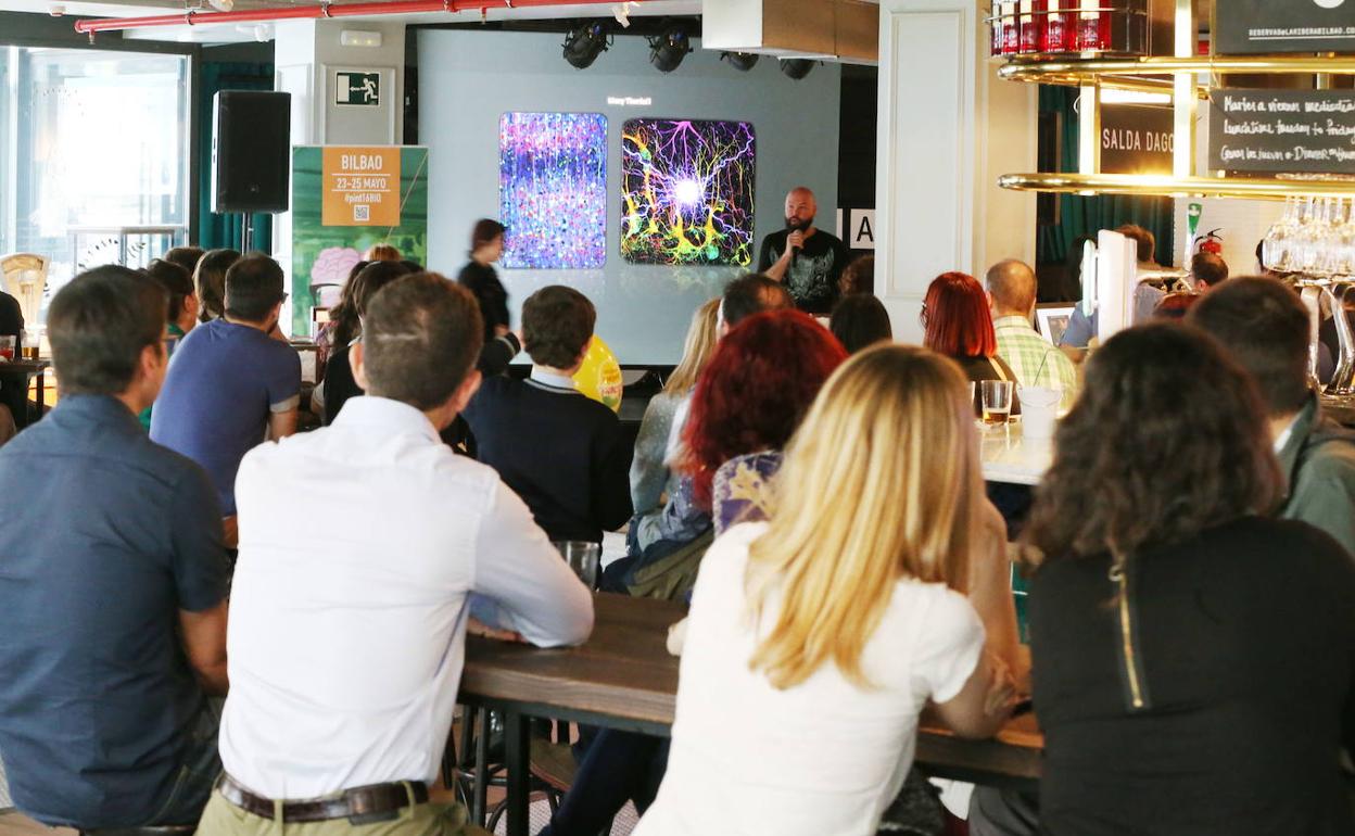 Charla de dos investigadores en Hika Ateneo en una edición anterior de Pint of Science. 