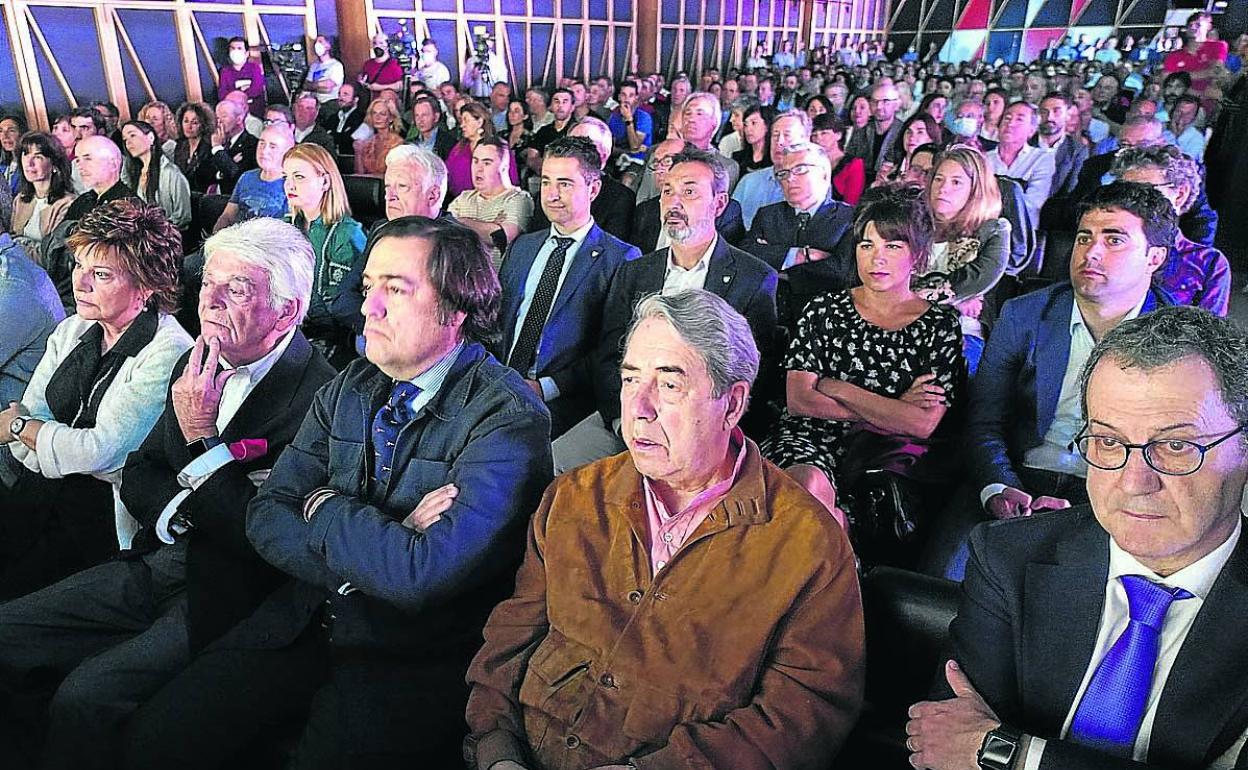 Los expresidentes Ana Urquijo, José Julián Lertxundi, Fernando García Macua, José María Arrate y fernando Lamikiz.