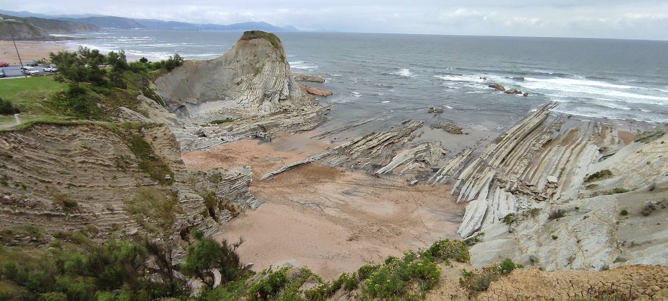 El tramo de costa de Sopela a Barrika es uno de los escasos que se mantienen relativamente vírgenes y, pese a ello, son fácilmente transitables. 