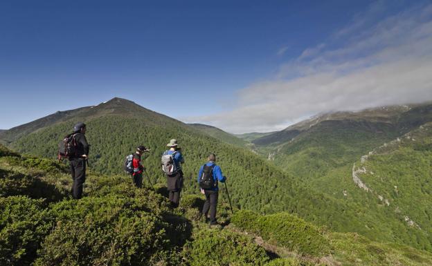 Montañeros en los Nacederos del Saja.