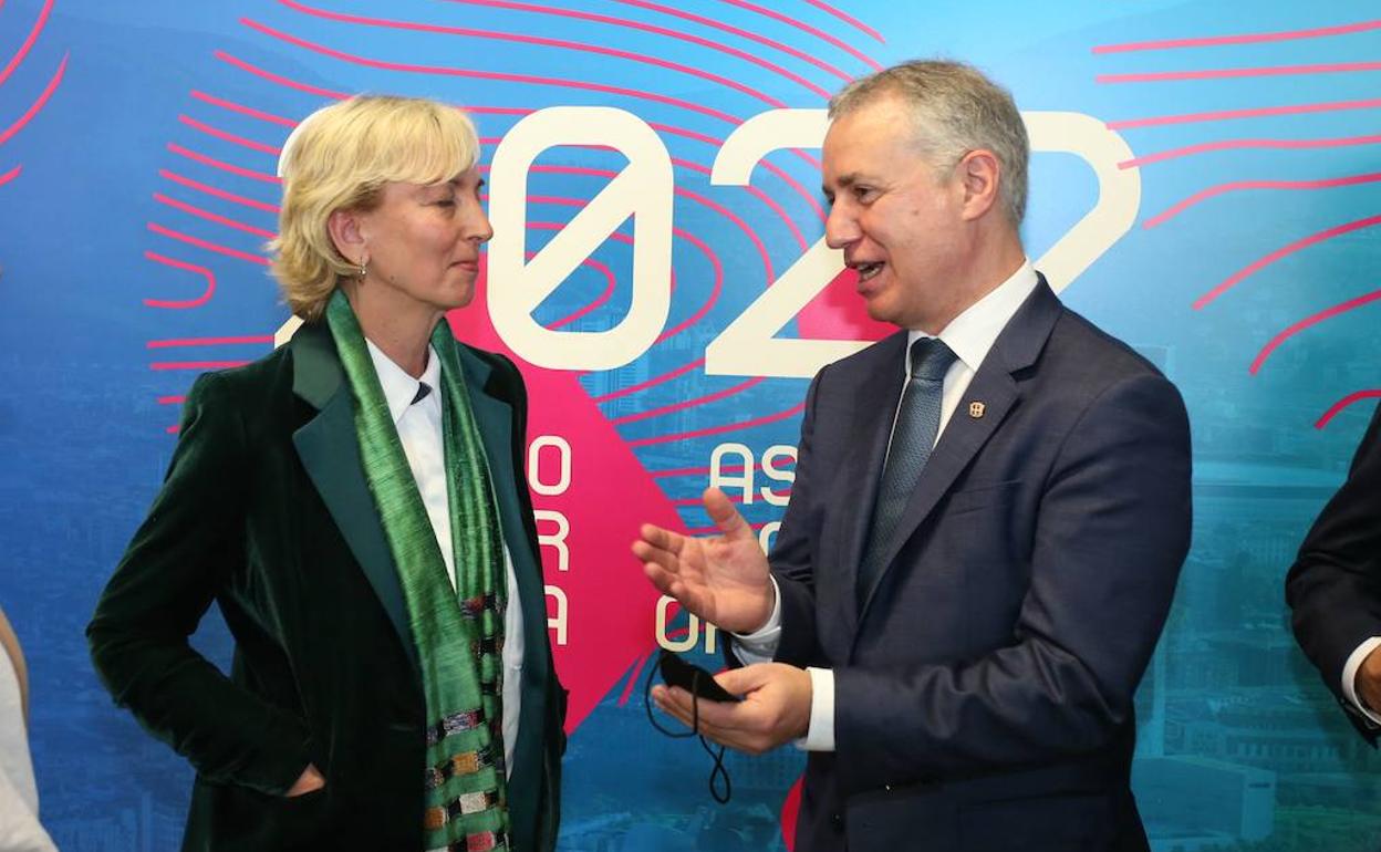Iñigo Urkullu conversa con la presidenta de Cebek, Carolina Pérez Toledo.