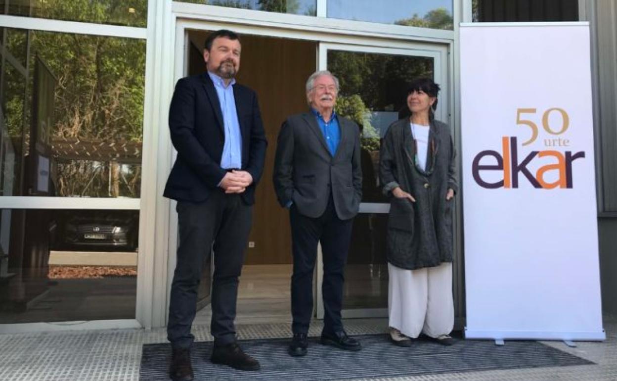 Mikel Esnal, Jose Mari Sors eta Olatz Osa, Elkar-eko Adunako egoitzan