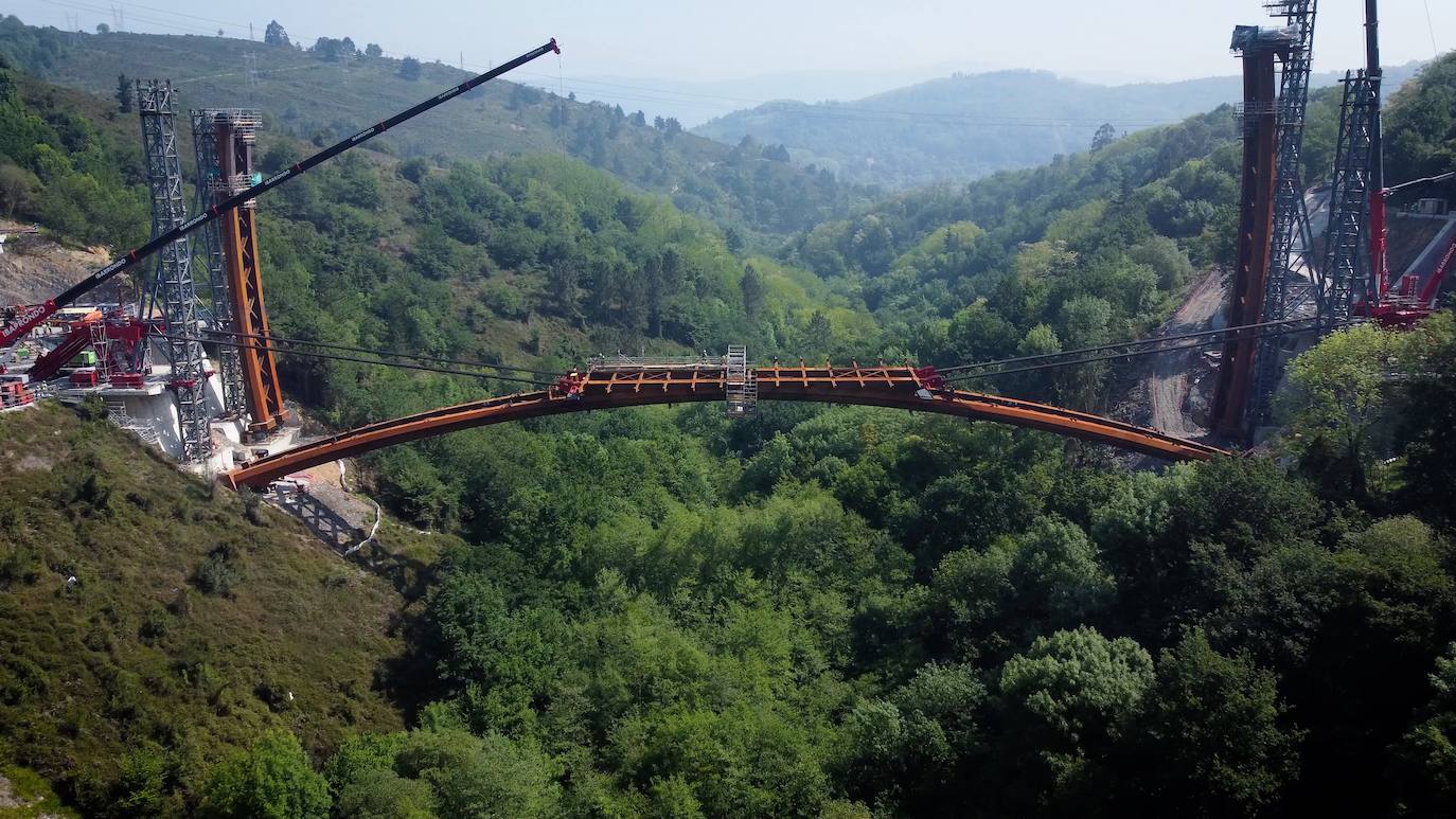 Fotos: Así ha sido el montaje del primer viaducto sobre el Bolintxu