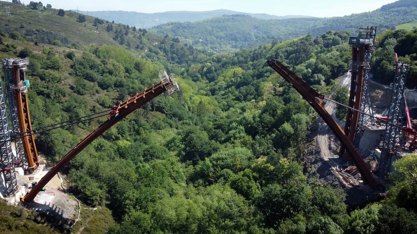 Fotos: Así ha sido el montaje del primer viaducto sobre el Bolintxu