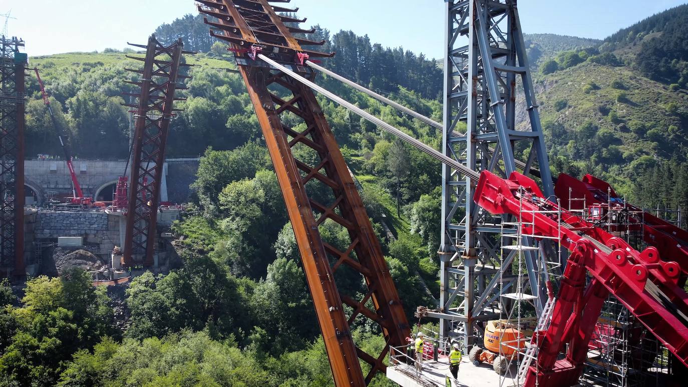 Fotos: Así ha sido el montaje del primer viaducto sobre el Bolintxu