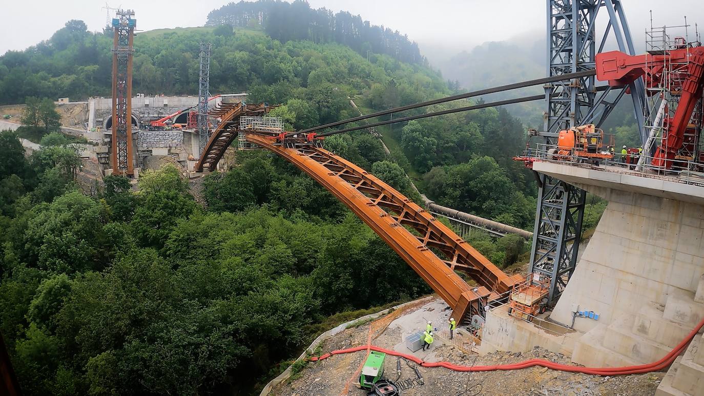 Fotos: Así ha sido el montaje del primer viaducto sobre el Bolintxu