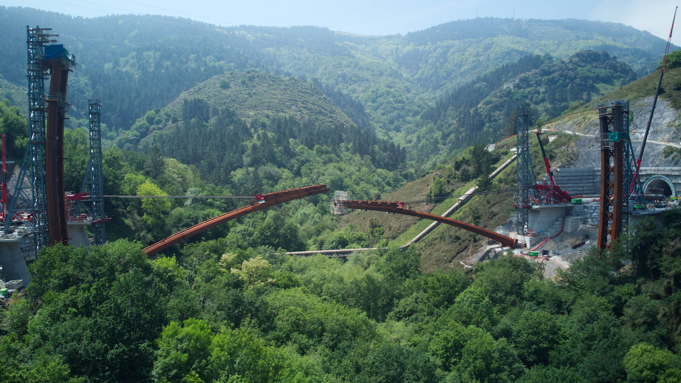 Fotos: Así ha sido el montaje del primer viaducto sobre el Bolintxu