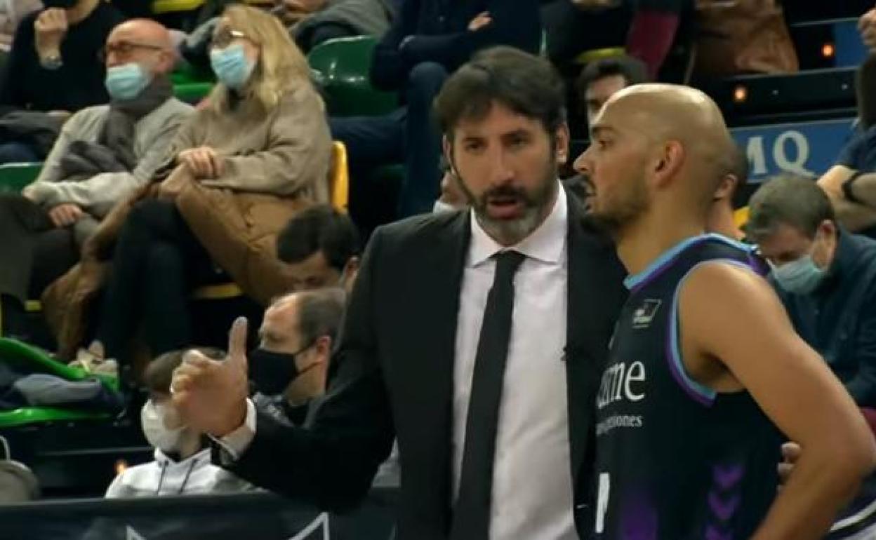 Mumbrú da instrucciones durante un partido. 