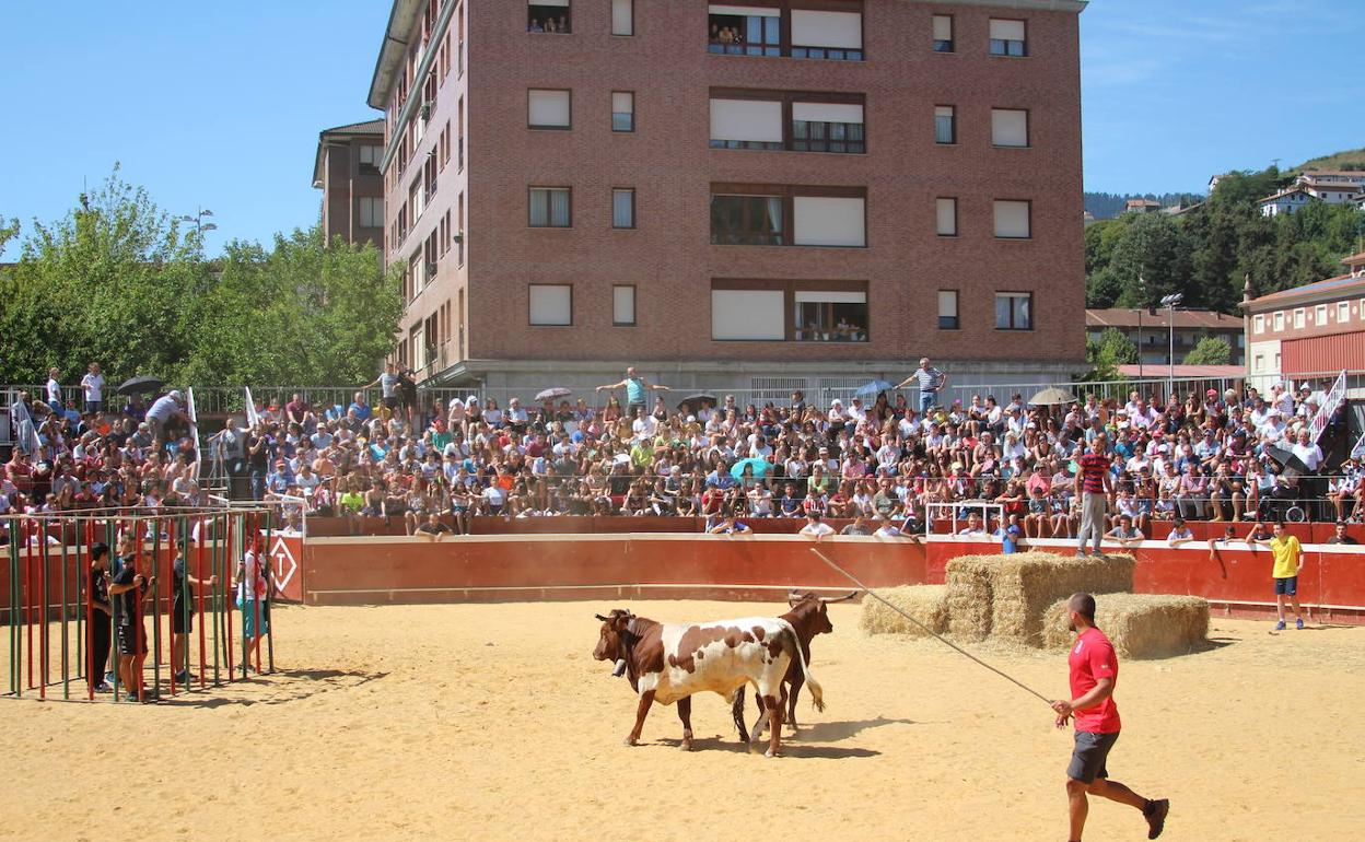 La plaza de toros se usa para varias actividaes durante las fiestas de Llodio. 