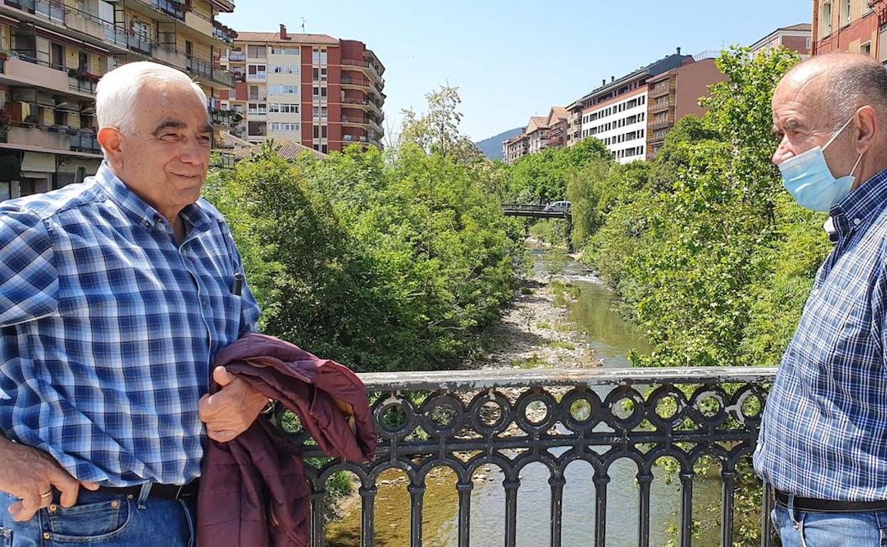 Dos vecinos charlan sobre uno de los puentes en pleno casco urbano de Llodio. 