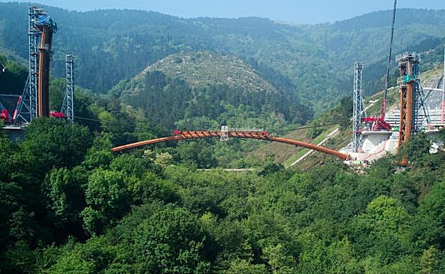 Vídeo del montaje del primer viaducto instalado sobre el Bolintxu. 