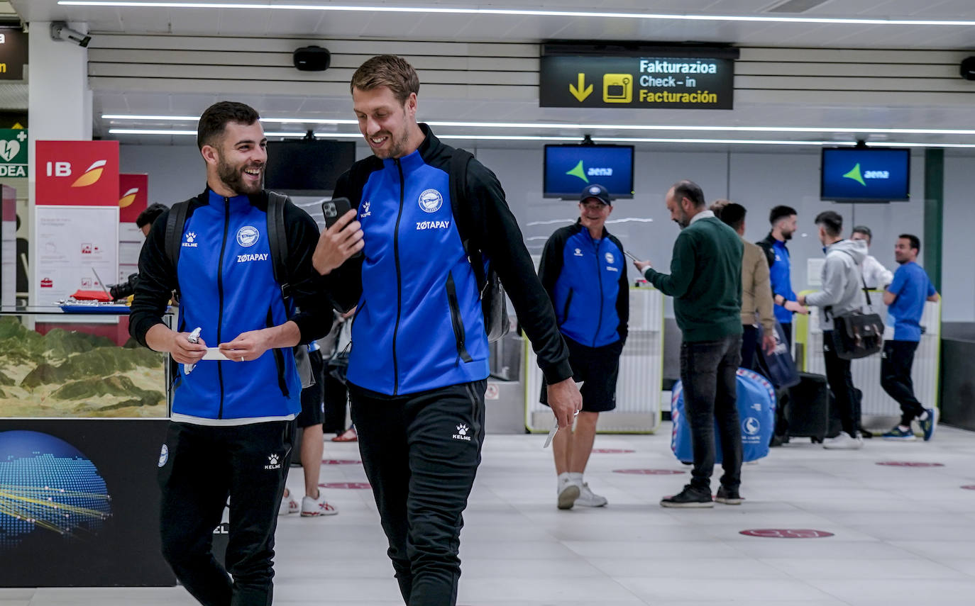 Fotos: El Alavés emprende su viaje a Valencia en el último desplazamiento de la temporada