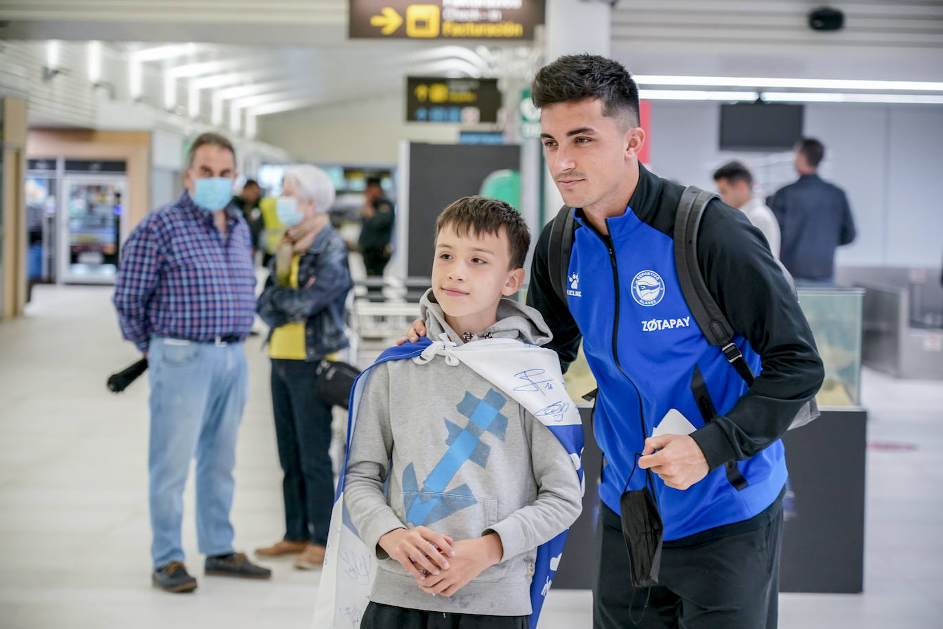 Fotos: El Alavés emprende su viaje a Valencia en el último desplazamiento de la temporada