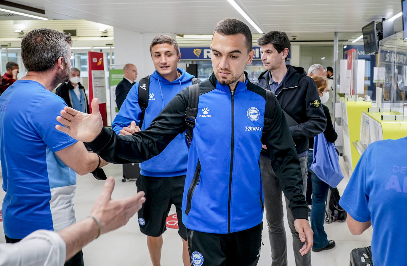 Fotos: El Alavés emprende su viaje a Valencia en el último desplazamiento de la temporada