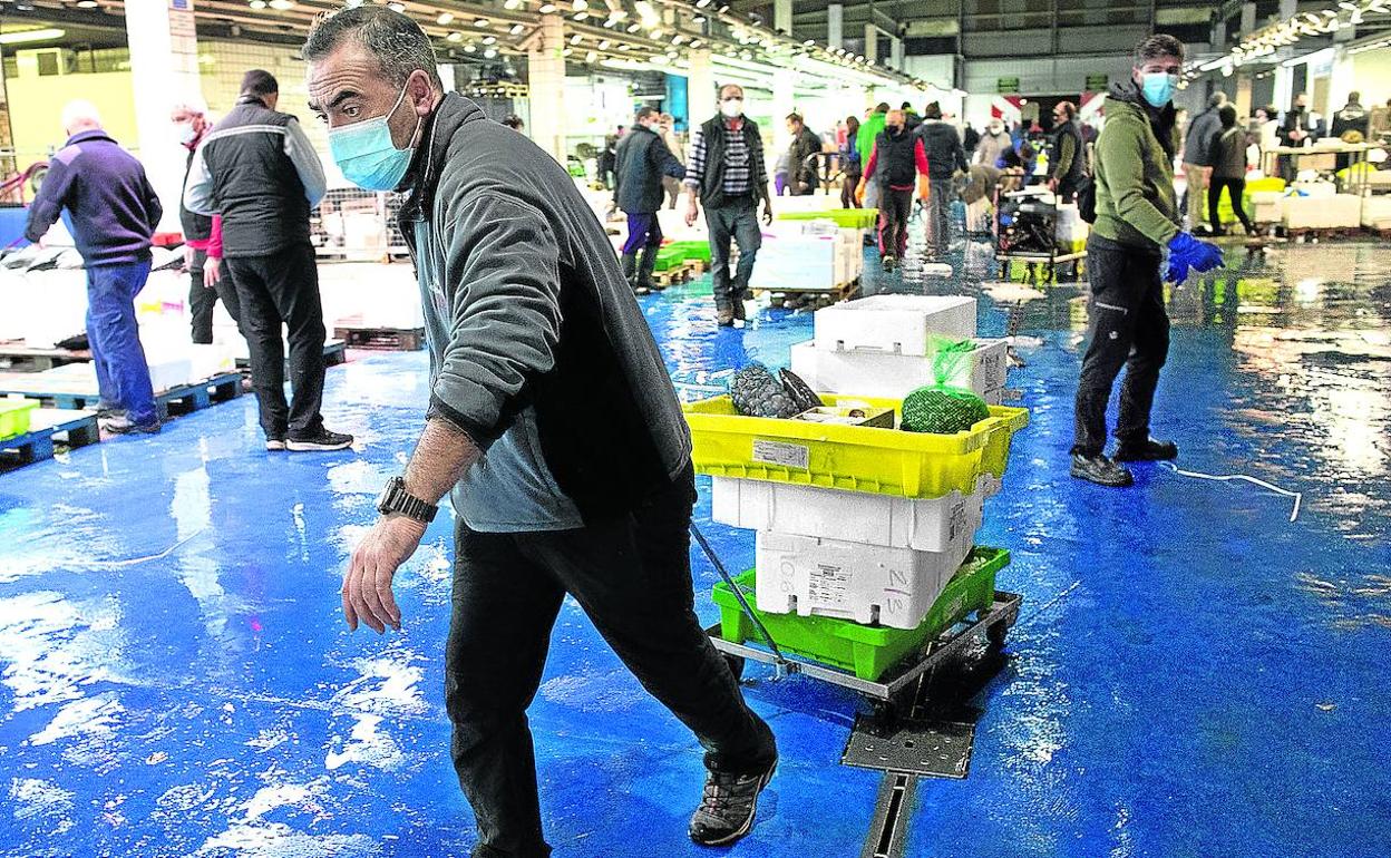 Actividad. 110 empresas trabajan en Mercabilbao, donde se despachan 260.000 toneladas de alimentos al año. 