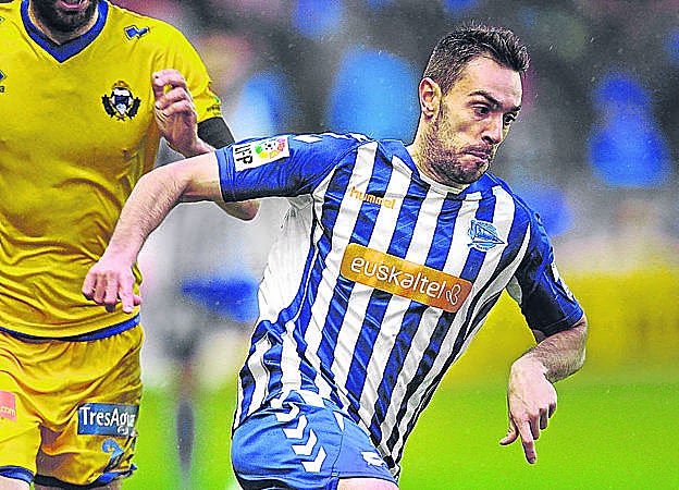 Guzmán, en un duelo en la temporada de regreso a Segunda. 