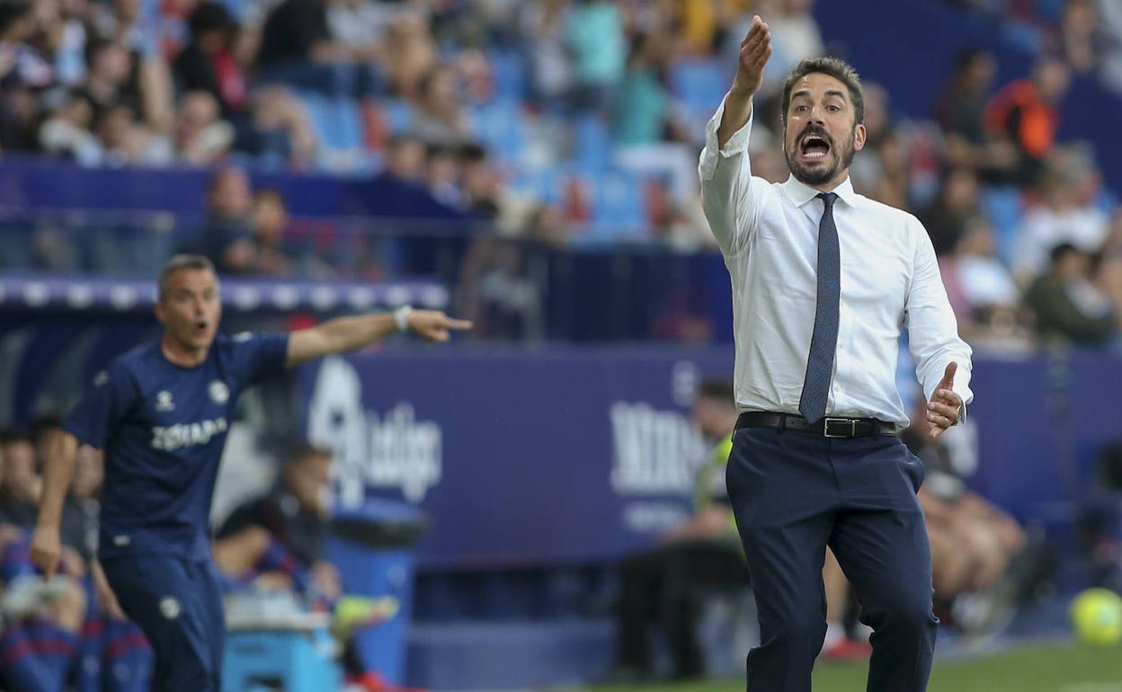 Julio Velázquez da instrucciones a sus jugadores.