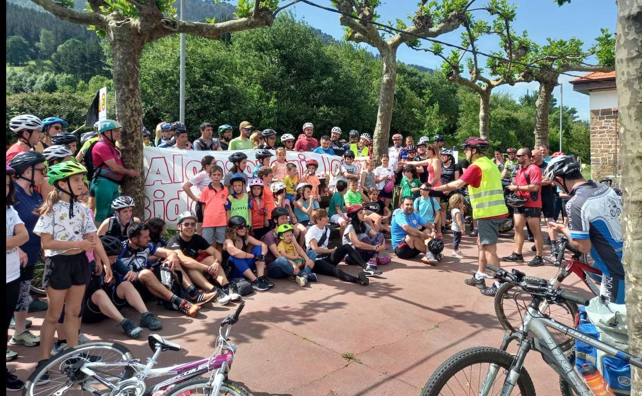 Varios de los asistentes a los actos desarrollados en Alonsotegi en favor de la ampliación del bidegorri. 