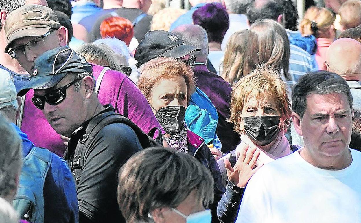En la calle aún se ven mascarillas. 