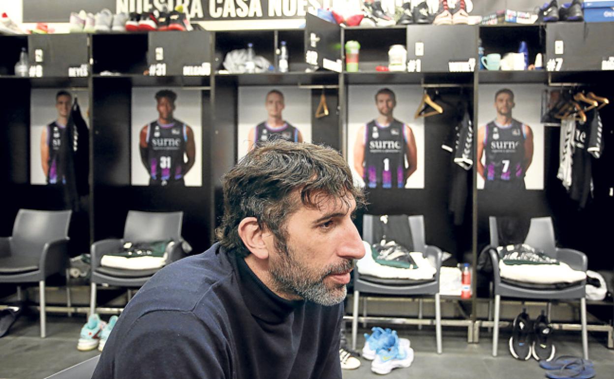 Álex Mumbrú atiende a EL CORREO en una sesión fotográfica celebrada en abril en el vestuario del Bilbao Basket en Miribilla. 