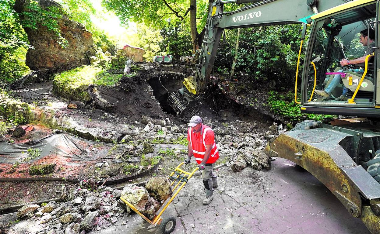 Trabajos de demolición de la emblemática gruta en el parque de La Florida.