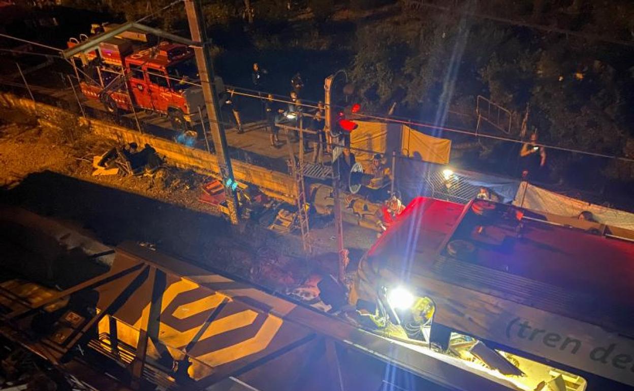 Un juzgado abre diligencias por el choque mortal de trenes en Sant Boi | El  Correo