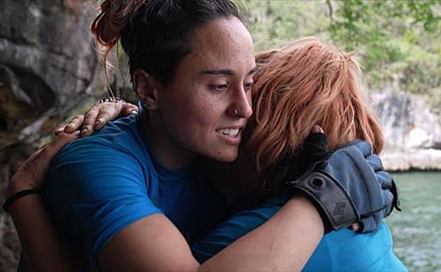 Yas se abraza a Sara tras ser expulsada. 