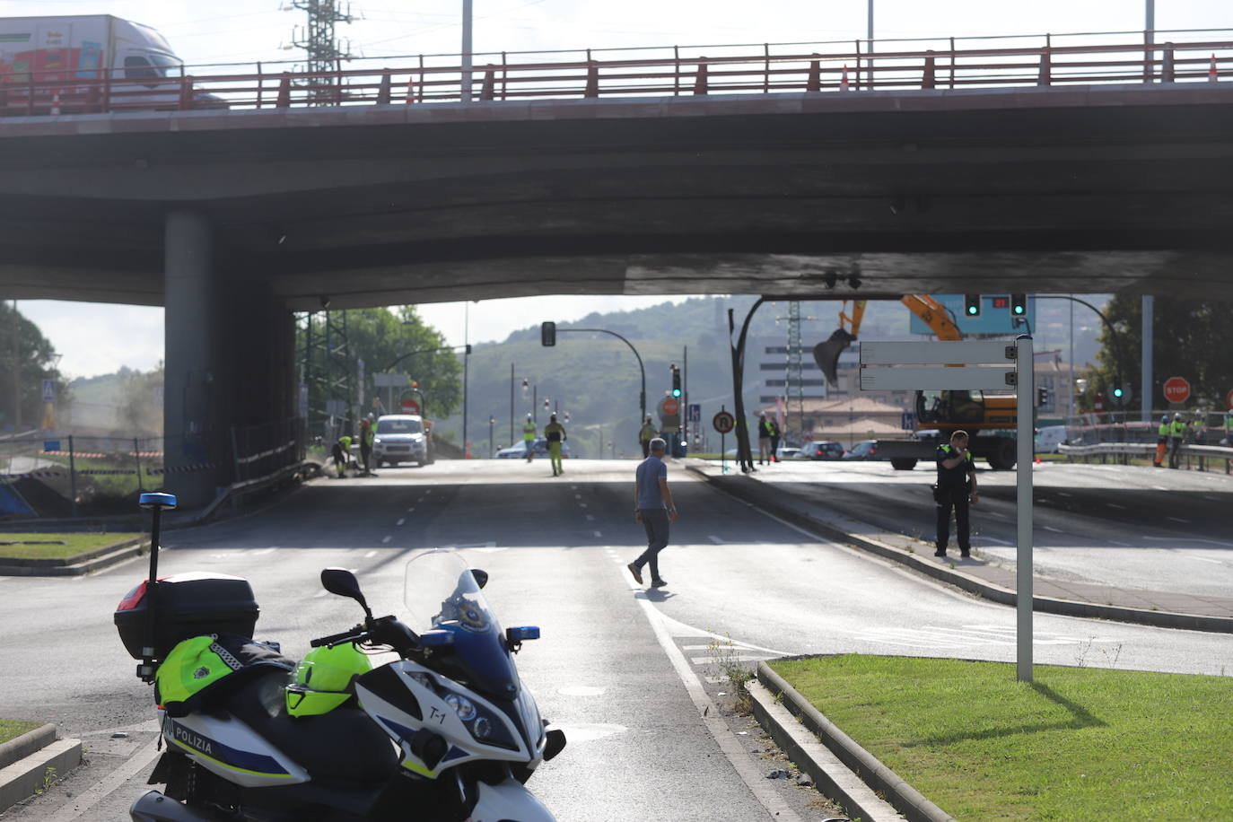 Fotos: Se desprende una pieza de las obras del puente de Rontegi sobre la carretera de Lutxana