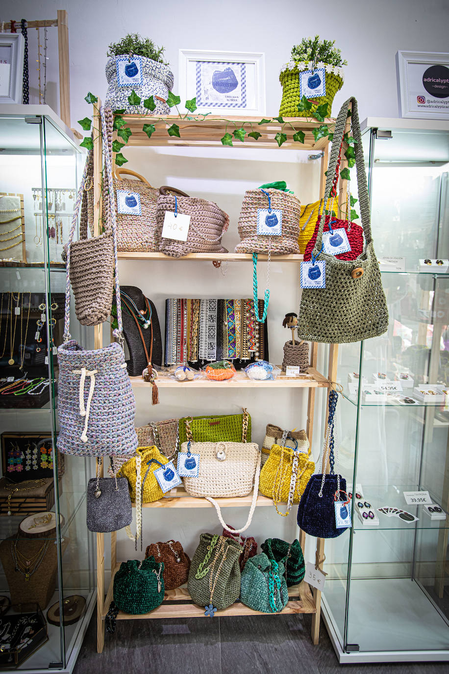 Fotos: Una tienda con diez firmas de mujeres artesanas abre sus puertas frente al Museo de Bellas Artes