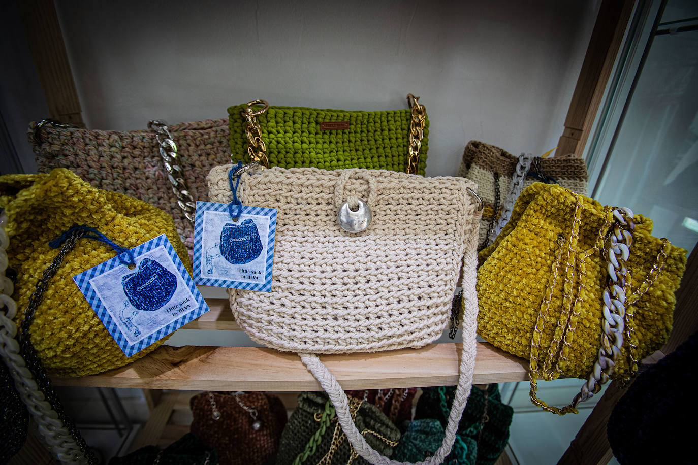 Fotos: Una tienda con diez firmas de mujeres artesanas abre sus puertas frente al Museo de Bellas Artes