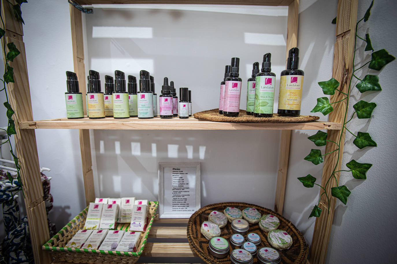 Fotos: Una tienda con diez firmas de mujeres artesanas abre sus puertas frente al Museo de Bellas Artes