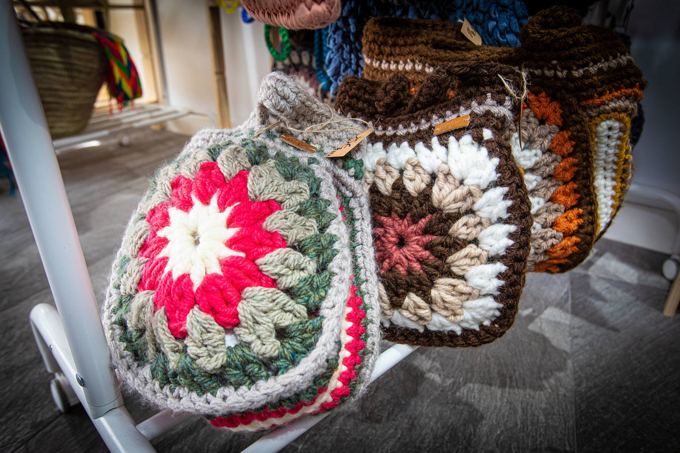 Fotos: Una tienda con diez firmas de mujeres artesanas abre sus puertas frente al Museo de Bellas Artes