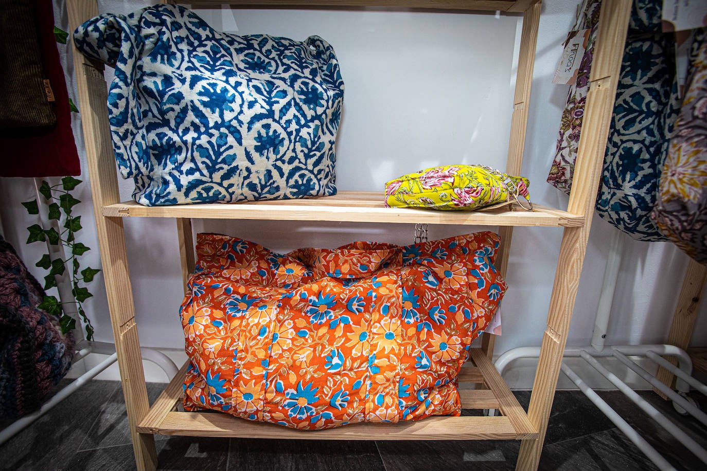 Fotos: Una tienda con diez firmas de mujeres artesanas abre sus puertas frente al Museo de Bellas Artes