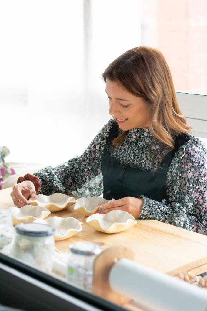 Fotos: Una profesora de Algorta crea originales jarrones inspirados en las historias de sus alumnos